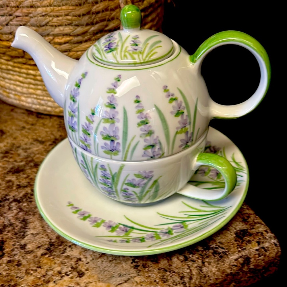A cute tea set.. Beautiful floral design .